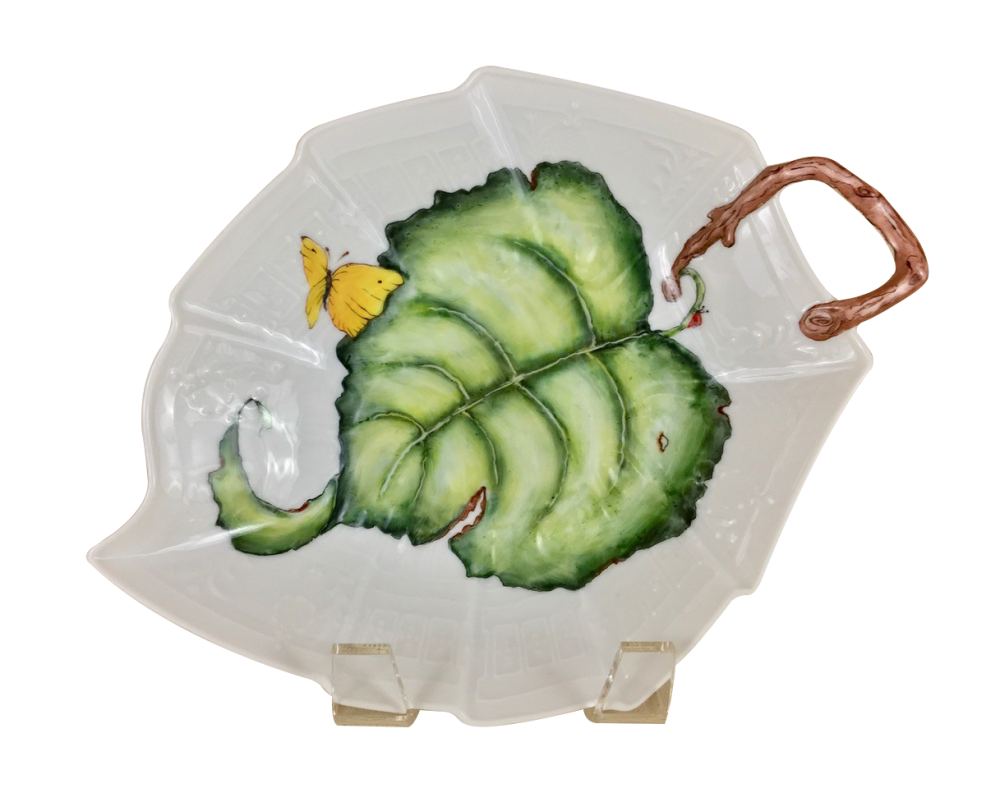 Leaf dish with wood handle